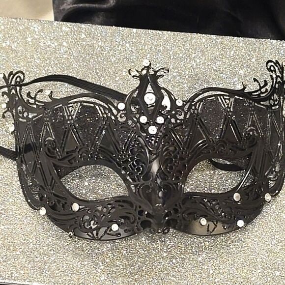 Dara Masquerade Black Rhinestone & Glitter Mask - Picture 4 of 5